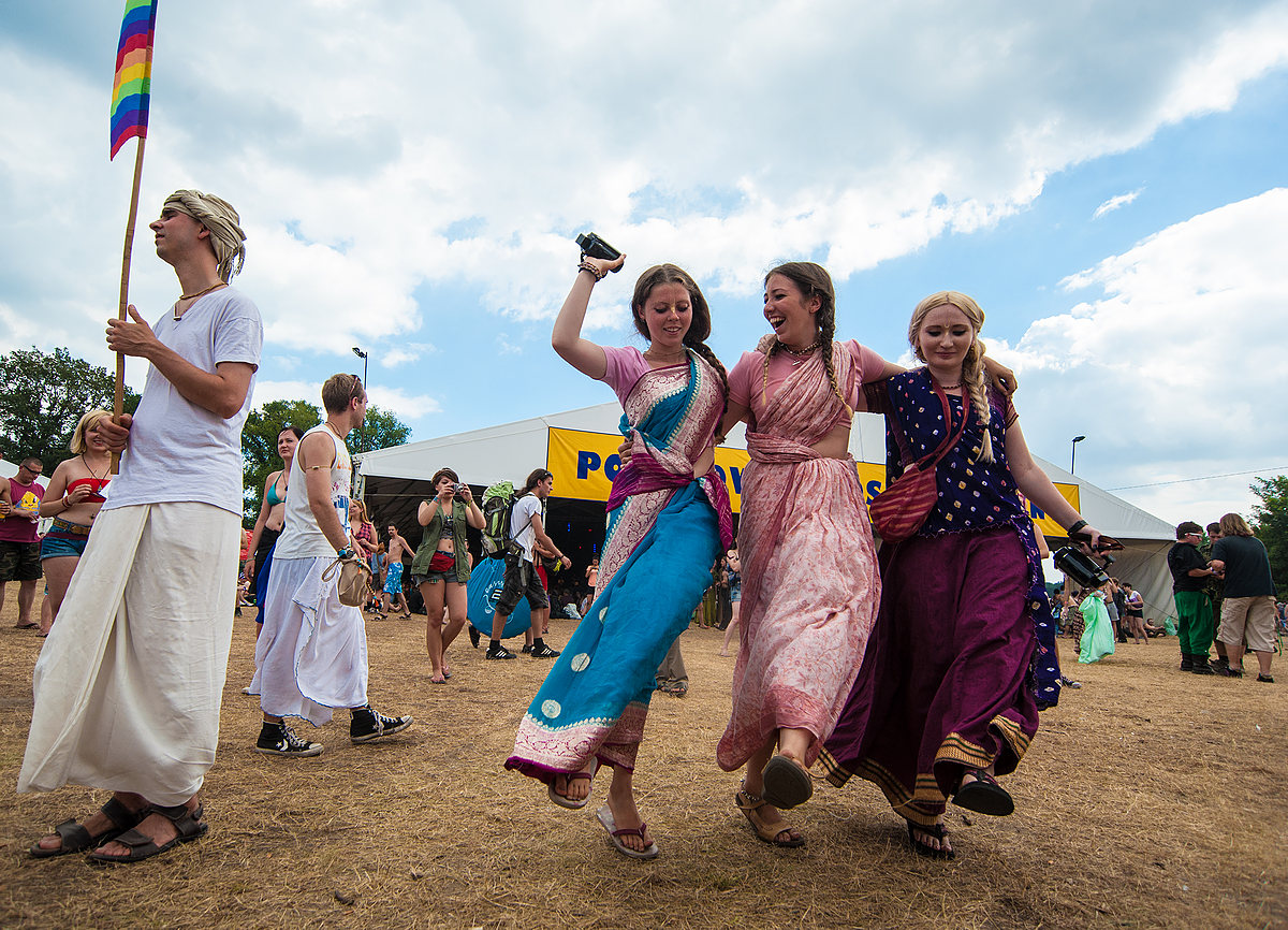 Taniec we wiosce (Woodstock 2013 - Pokojowa Wioska Kryszny)
